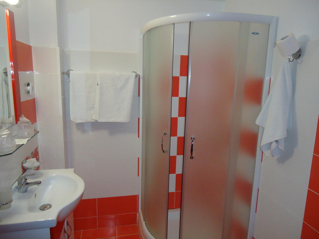 Pensiunea Geona Poiana Teiului Zimmer foto