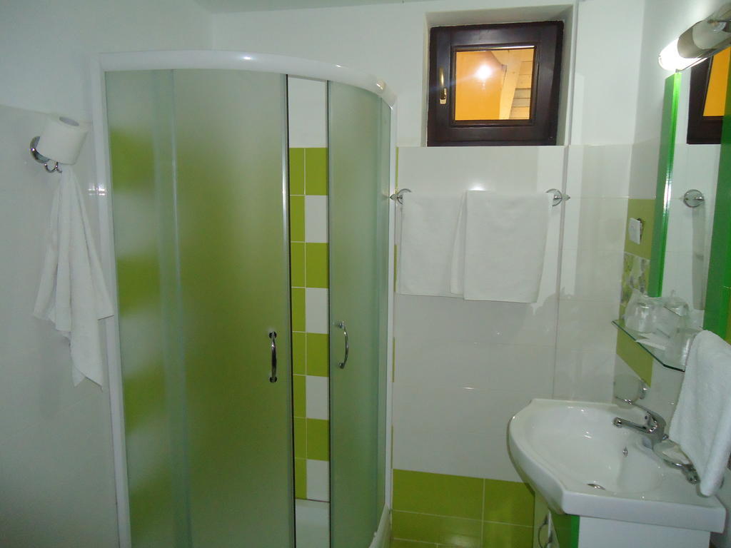 Pensiunea Geona Poiana Teiului Zimmer foto